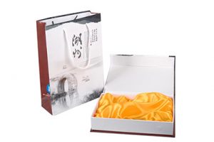 手提袋彩色印刷覆光膜配白色棉绳 书型翻盖礼盒套装  内托配金色绸布